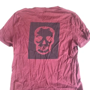 Vinröd Zadig & Voltaire t-shirt  - Vinröd t-shirt från Zadig & Voltaire med en stor dödskalletryck på baksidan. Tillverkad i 100% bomull för en skön känsla. Storlek xs med sitter som en S