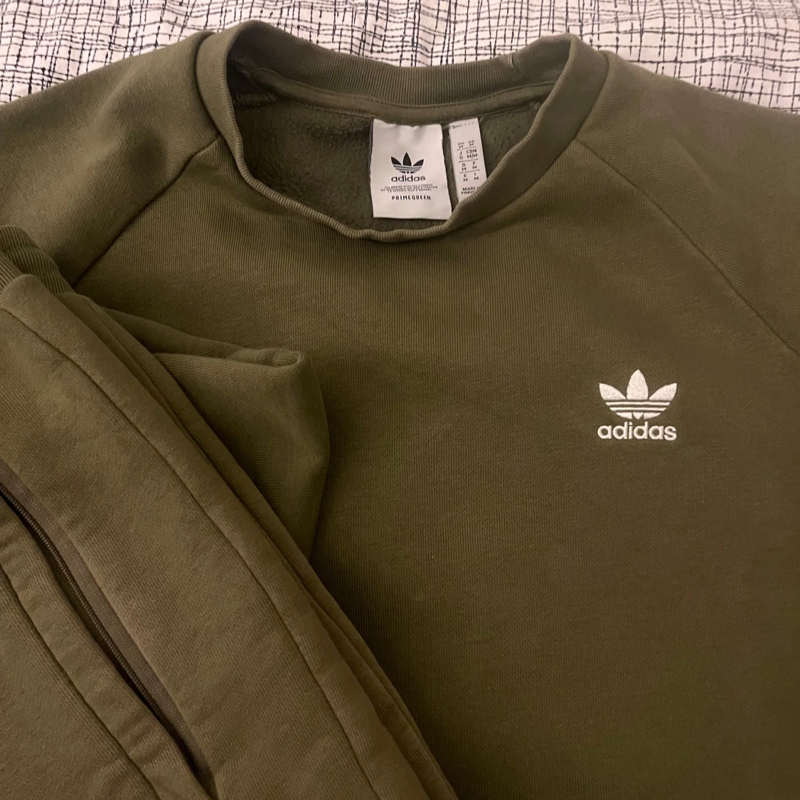 Olivgrön sweatshirt från Adidas - 1