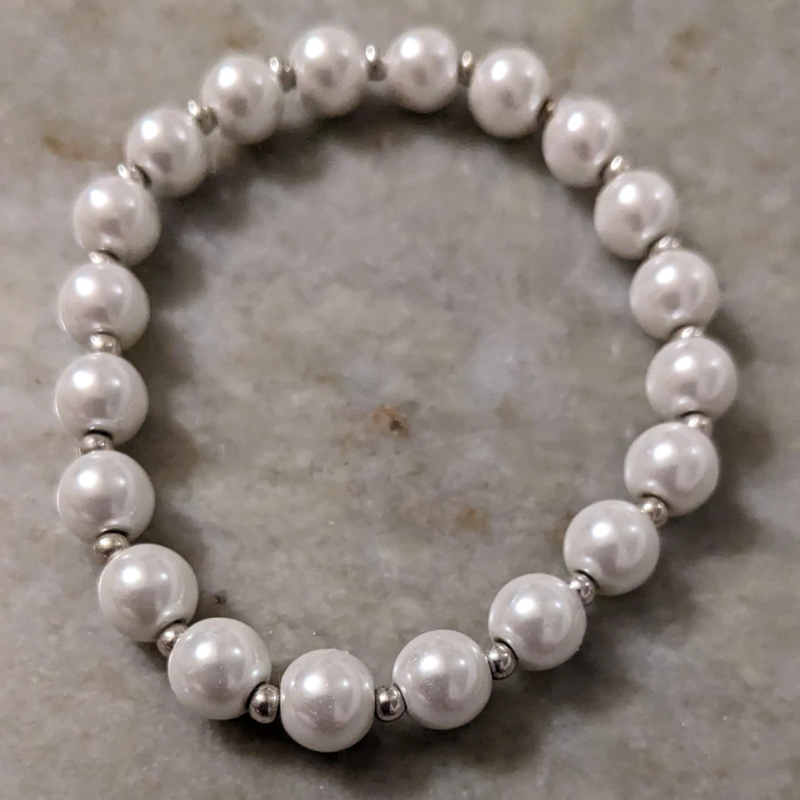 Vitt pärlarmband