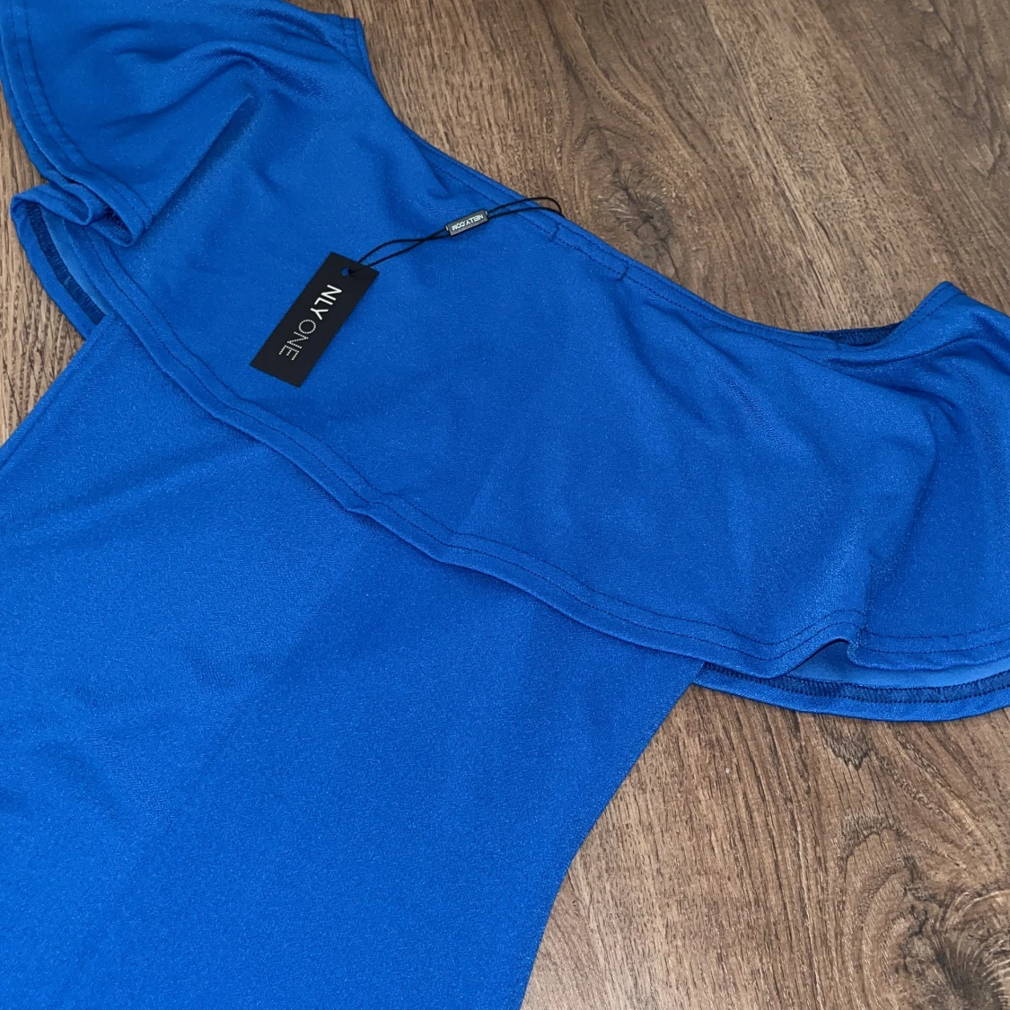 Blå offshoulder klänning från NLY One - 2