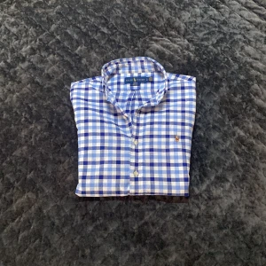 Ralph Lauren Skjorta - Tja! Säljer nu denna schyssta Ralph Lauren Skjortan! Toppskick, 9/10 inga defektee utan verkligen intill ny! Riktigt fet färg och tunnt material som passar perfekt nu inför vår/sommar! Nypris 1349, mitt pris ENDAST 399! Storlek S fits tts, Slim fit. Säljer då den tyvärr är för liten för mig men den e galet fet, passar perfekt med de flesta outfitsen! Hör av dig vid frågor!🌟