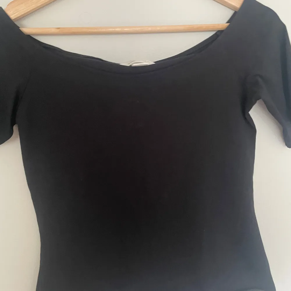 Snygg svart offshoulder tröja. Mycket fint skick. Skriv för fler bilder🫶. T-paidat.