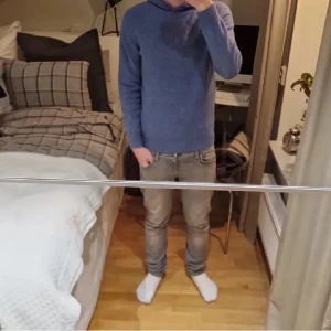 Kashmir hoodie - Säljer en stilren blå hoodie med långa ärmar. Perfekt för en avslappnad look. Den har en klassisk design med huva och ribbade muddar vid ärmslut och nederkant.