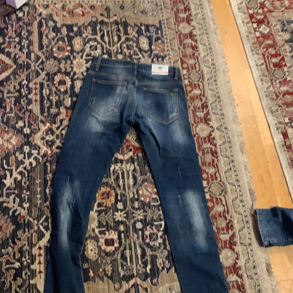 Blå jeans med slitningar - 1