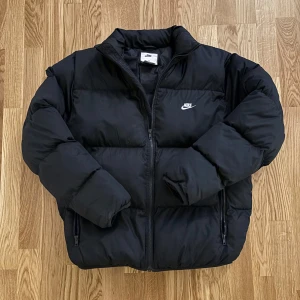 Nike puffer  - Ganska ny nike puffer inga problem alls nypris är runt 2600 tröttnat på den.  