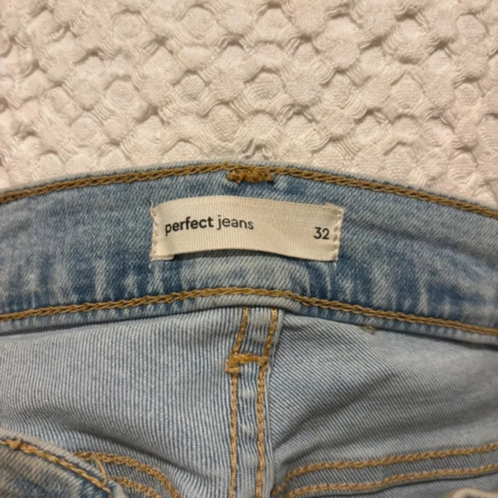Säljer ett par ljusblå jeans med hål från Perfect Jeans. Passar XS/S. Inte alls slitna . Farkut & Housut.