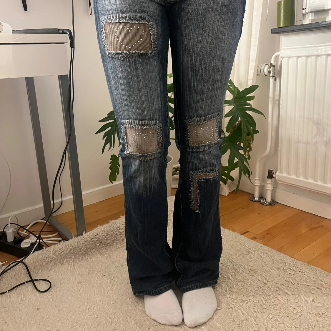 Blå jeans med patchdetaljer - 1