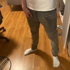 Replay anbass - Snygga grå jeans från replay! Modellen är anbass dock sitter de ganska skinny ❗️storlek 28/30 💯jeansen har rätt många skavanker så som att knappen har nästan åkt av, jeansen är rätt så svarta på vissa ställen efter användning eftersom materialet har töjts! Lappen i byxan har åkt av lite och finns vissa lösa trådar. Om ni vill ha fler bilder eller frågor kom privat 💯❗️
