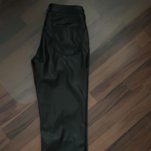 Svarta skinnbyxor - Snygga svarta skinnbyxor med låg midja och en stilren design. Superfina, säljer då de aldrig har använts! Toppen skick