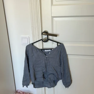 Gråblå blus från ZARA - Säljer en stilren grå blus från ZARA med knappar framtill. Blusen har långa ärmar och en avslappnad passform, perfekt för en bekväm och snygg look. Passar bra till både jeans och kjol. Storlek 8-9 år men sitter som en XXS, priset går att diskutera 🥰🥰