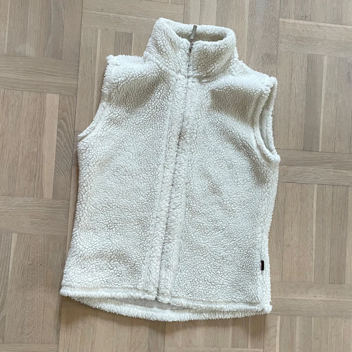 Vit fleeceväst