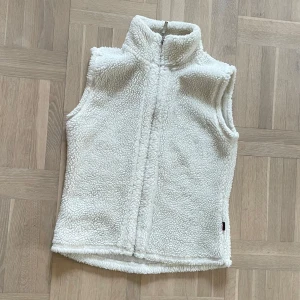 Vit fleeceväst - Mysig fin väst i storlek S men personligen tycker jag den är mindre i storleken mer som xs😊