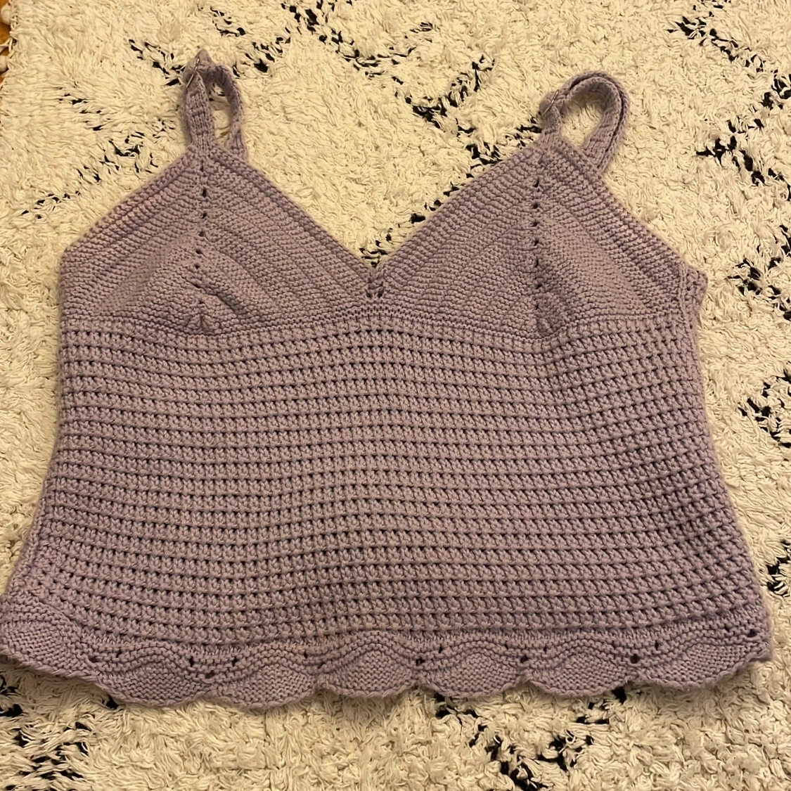 Lila stickad linnetopp från Amisu
