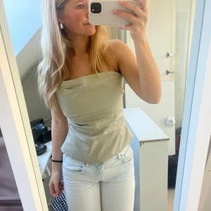 Ljusgrön axelbandslös topp - Säljer en stilren axelbandslös topp som är perfekt för sommardagar. 