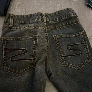 Jeans - Fina jenas säljs nu för de är för små för mig, modellen är lågmidja och bootcut. Skriv för info! Midjemått: 34 innerben: 80