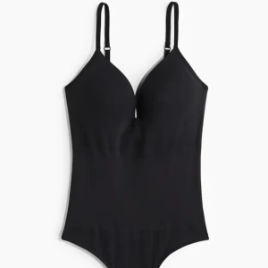 Hm body  - Säljer den populära hm bodyn, helt oanvänd! Skriv vid funderingar eller för egna bilder🤍