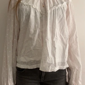 Vit blus - Så himla söt blus!!💗💓Väl använd men bra skick!!