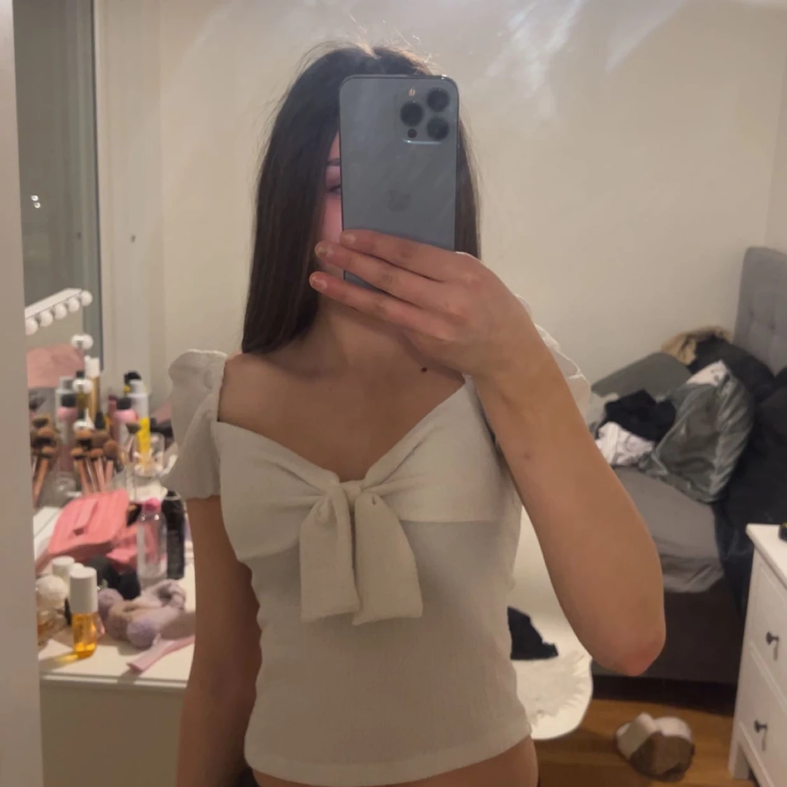 Vit ribbad topp med rosett