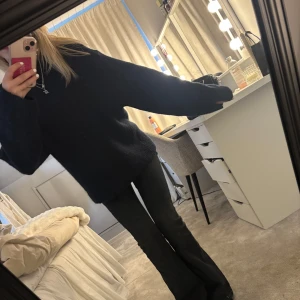 Mörkblå stickad tröja - Jätte fin mörkblå stickad tröja. Så skön och passar till allt, använt en gång 