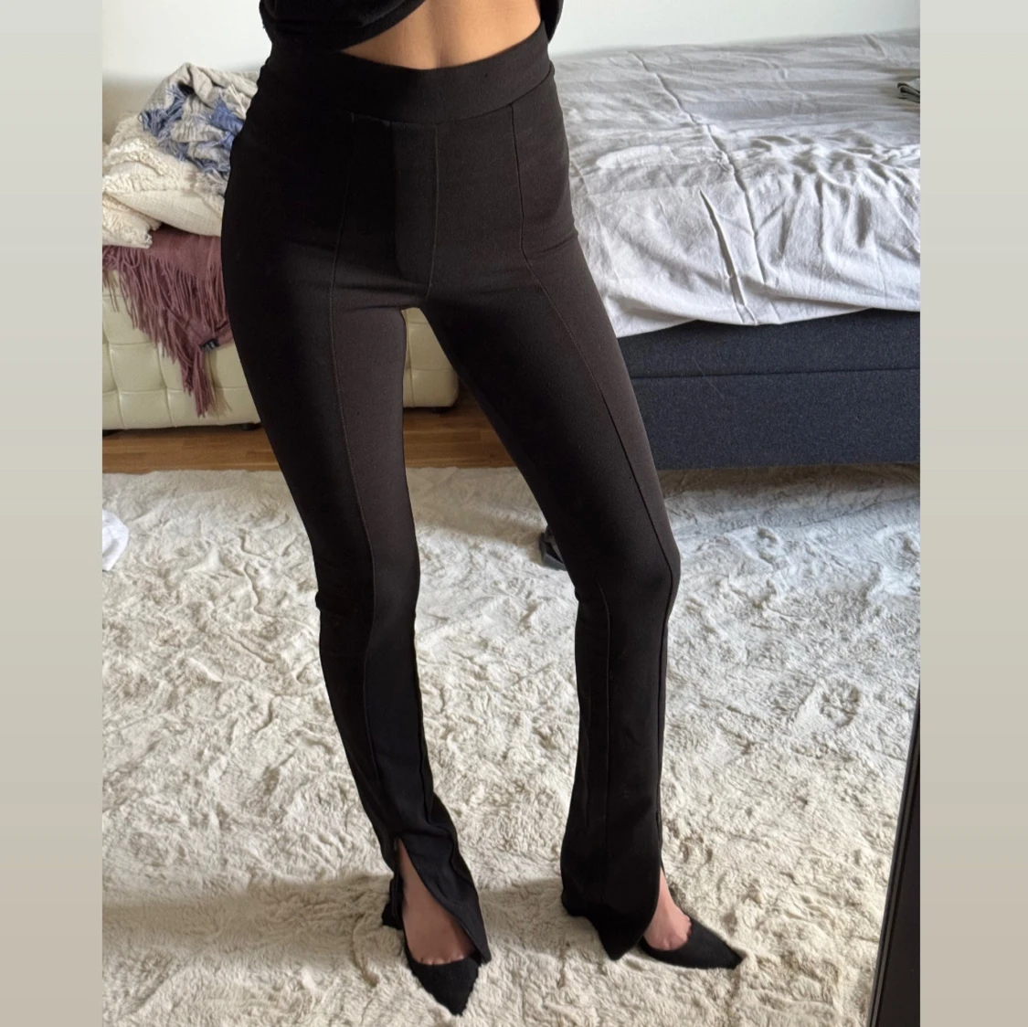 Svarta byxor med slits