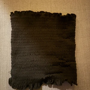 Svart tubtopp från Amisu - Säljer en svart tubtopp från Amisu i storlek XXS. Toppen har en smockad design som ger en stretchig och bekväm passform. Väldigt stretchig så passar upp till S😊