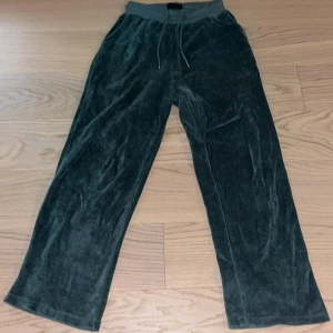Gröna mjukisbyxor från Lexington - Säljer ett par gröna mjukisbyxor från Lexington i storlek XS. Byxorna har en bekväm resårmidja med snörning och är tillverkade i ett mjukt material som ger en avslappnad känsla. Perfekta för mysiga dagar hemma.