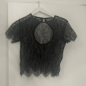 Svart spets topp  - Fin spetstopp! Köpt här på plick, och vet därför inte märke eller storlek. Men passar Xs-S. Toppen har en öppen rygg.🤍