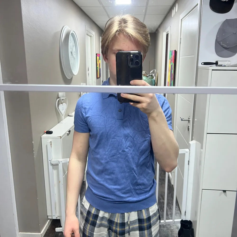 Snygg blå pikétröja från Zara med korta ärmar och tre knappar vid halsen. Perfekt för en stilren och avslappnad look. Passar bra till både jeans och chinos.. Neuletakit & Villapaidat.