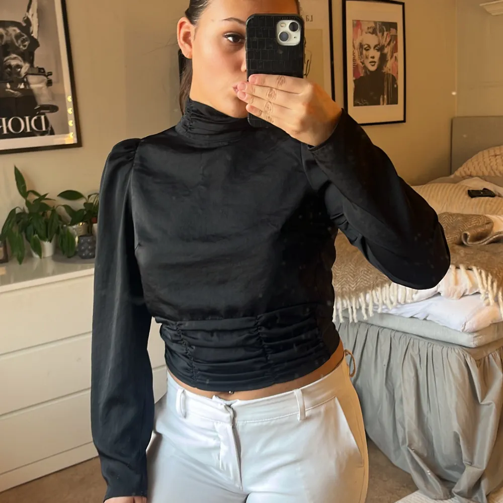 Snygg svart blus ifrån Gina med och en öppen rygg. Blusen har en hög krage och knytning i ryggen, super fin om man ska ut🫶💕 . Yläosat.