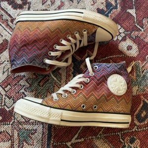 Missoni Converse  - Så snygga missoni converse. Kilklack. Dessa är slutsålda och svåra att få tag på. Storlek 37,5, passar en 38. Använda 1 gång så som nya!