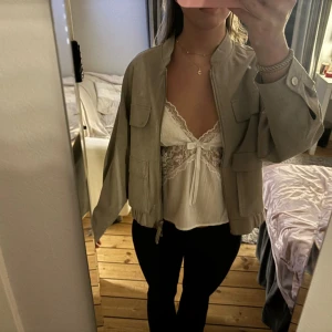 Jacka zara - Superfin tunnare jacka från zara, endast använt ett fåtal gånger men den är i nyskick!