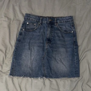Jeanskjol - Snygg blå jeanskjol från ginatricot, säljer pågrund av att den blivit för liten i midjan för mig 