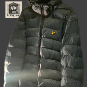 Lyle & Skott jacka  - Säljer jacka då den är för liten, finns några små skavanker på jackan därav priset. Nypris 1400kr. Storlek M men passar S också 