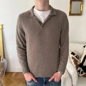 Beige tröja - Säljer en stilren beige. Tröjan har långa ärmar och en klassisk krage. Perfekt för en avslappnad men ändå snygg look.