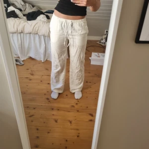 Vita linnebyxor med snörning  - Säljer ett par bekväma vita linnebyxor med snörning i midjan. De är normala i storleken🥰