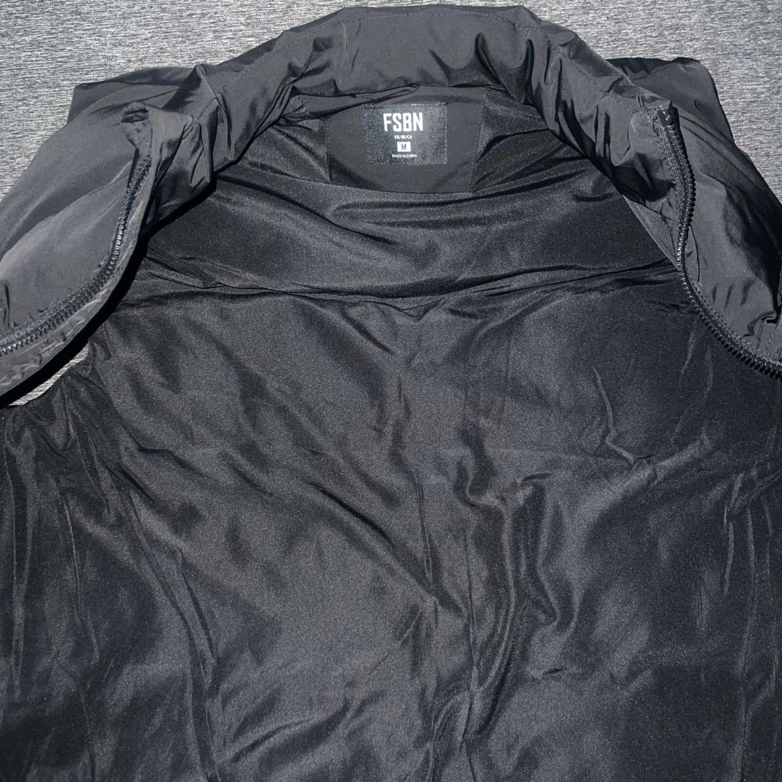 Svart dunväst från FSBN