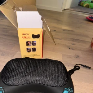 Massagekudde massage kudde  - Upptäck fördelarna med massagekudde med värme – den perfekta lösningen för att lindra spänningar och stress. Med sina mjuka, uppvärmda massagemotorer ger kudden en behaglig massage som både slappnar av muskler och förbättrar blodcirkulationen. Den är perfekt för att använda hemma efter en lång arbetsdag eller för att koppla av i soffan. Kompakt och lätt att använda, denna massagekudde passar perfekt i hemmet, på kontoret eller till och med i bilen. Skäm bort dig själv med en stunds avslappni