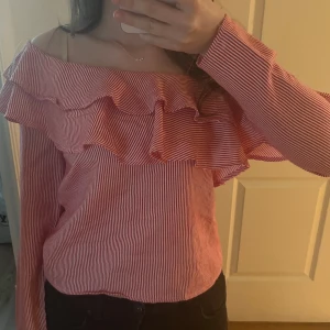 Röd-vit blus - Superdupersnygg, budaaaa!!