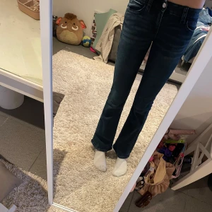  bootcut jeans - Säljet ett par low waist jeans som är i bra skick och är jätte snygga men tyvärr för korta för mig!❤️