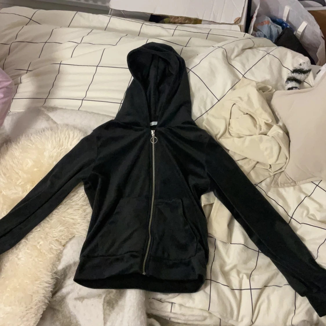 Svart hoodie med dragkedja från 157