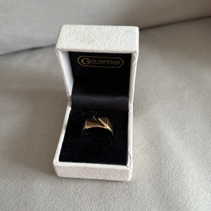 Klackring i guld från Guldfynd - 18k guld, vikt 4g
