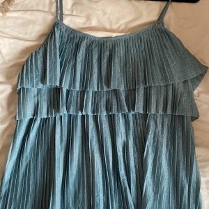 Topp - Säljer denna blå glittriga toppen ifrån intimissimi💙💙Står ingen storlek men passar S och M