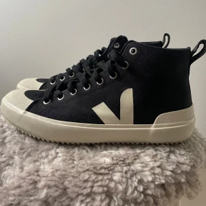 Veja skor  - Svarta veja skor perfekta till sommaren 🌟 Storek 39!! Superfint skick, knappt använda 💗