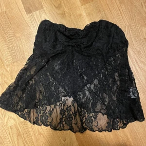 Spets topp - En svart tub spets topp med resårs upptill så den passa de flesta! 