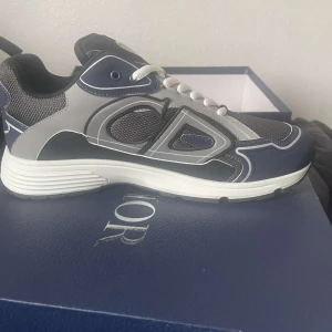 Dior B30 - Säljer ett par svart vit blåa b30. Kommer med box och kvitto. Om det är fler med samma annons så är det för mina vänner hjälper mig att sälja dom.