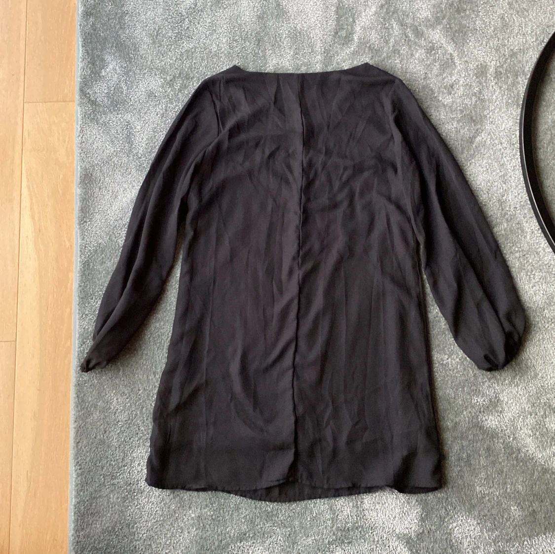 Svart långärmad klänning - 1