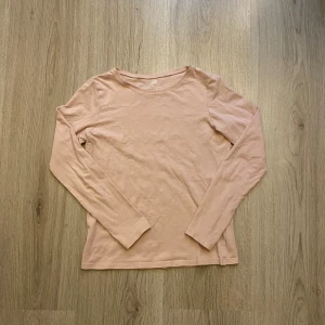 Ljusrosa långärmad tröja - En enkel och stilren ljusrosa långärmad tröja från H&M. Skriv om du har frågor och läs gärna min bio innan du köper🫶🏻🫶🏻