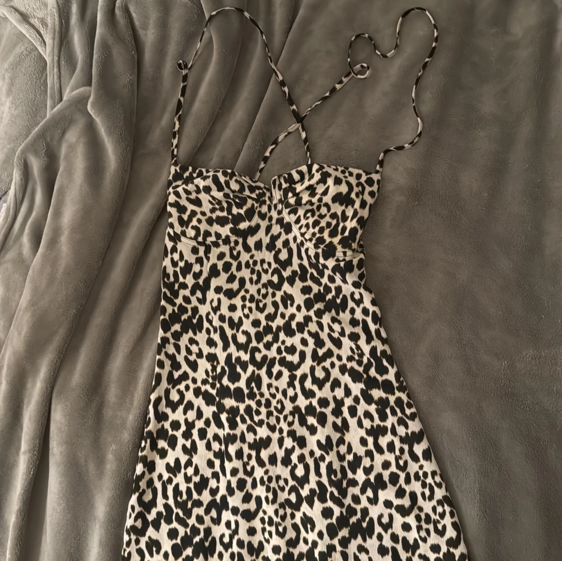 Leopardmönstrad klänning med smala axelband
