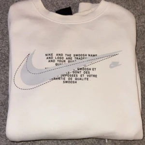 Vit sweatshirt från Nike med tryck - Nike vintage sweatshirt i mycket bra skick (storlek S)