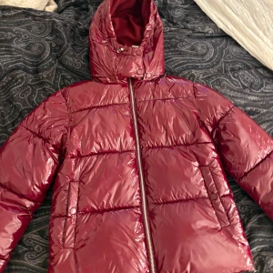 Vinröd pufferjacka från Nelly - Jacka från Nelly, använd 3-5 gånger pga inte haft användning av den, men en riktigt snygg jacka som var slutsåld hos Nelly i vinter❣️